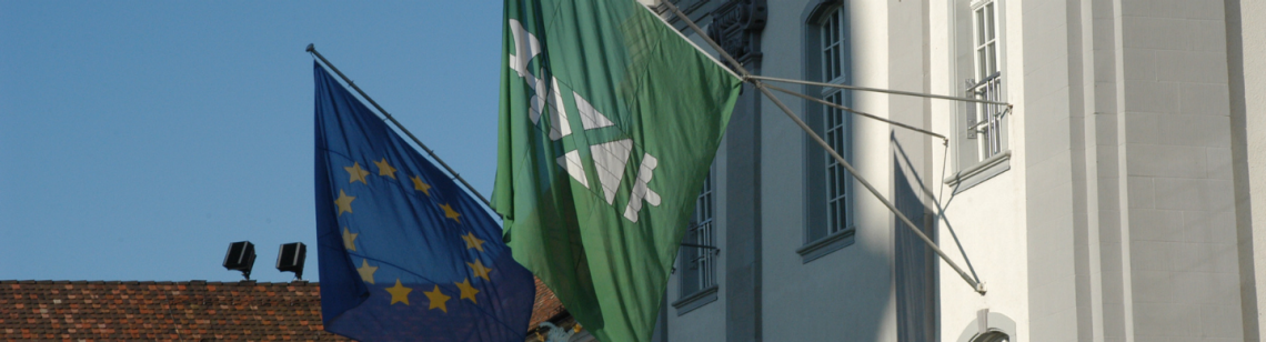 Man sieht die Flagge der EU neben der des Kantons St.Gallen am Regierungsgebäude.